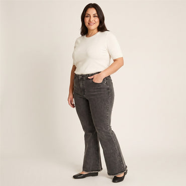 Jeans Gris Oscuro Flare en modelo plus size