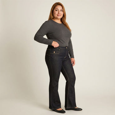 Jeans Dark Blue Flare con Aplicación de Botones en modelo plus size