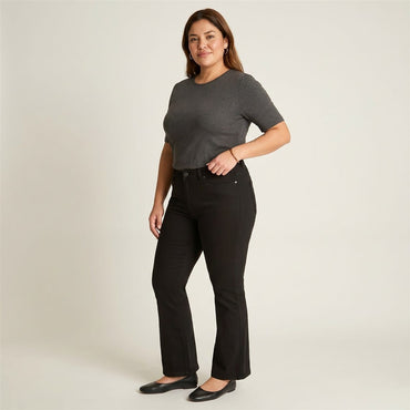 Jeans Negro Mini Flare de Tiro Medio con Cinco Bolsillos en modelo plus size