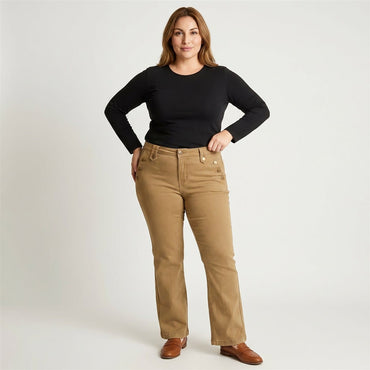 Jeans Camel Corte Flare con Botones Dorados en modelo plus size