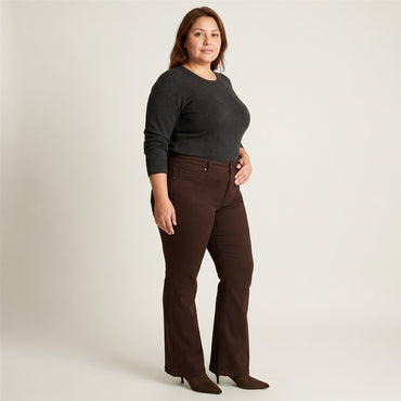 Jeans Café Corte Flare en Denim en modelo plus size