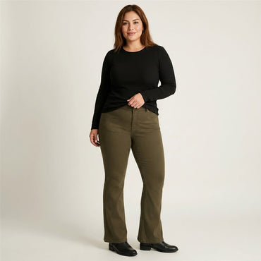 Jeans Verde Flare con Un Botón en modelo plus size