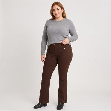 Jeans Flare 3 Botones Café en modelo plus size