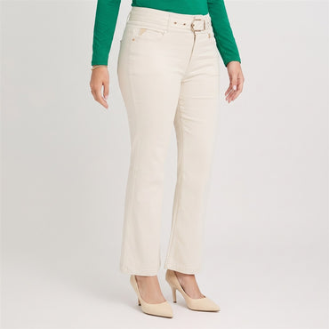 Jeans Flare con Cinturón Beige en modelo plus size