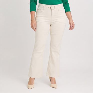 Jeans Flare con Cinturón Beige en modelo plus size