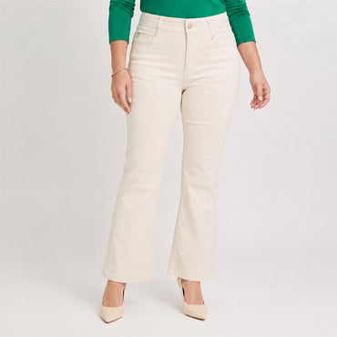 Jeans Flare Beige en modelo plus size