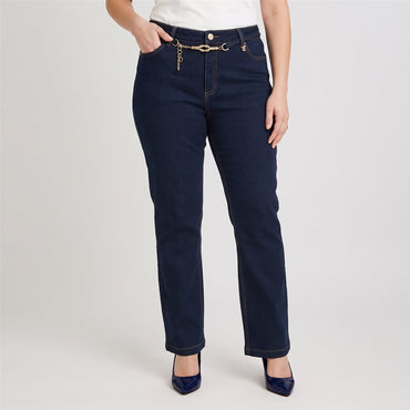 Jeans Flare con Cinturón Dorado Azul en modelo plus size