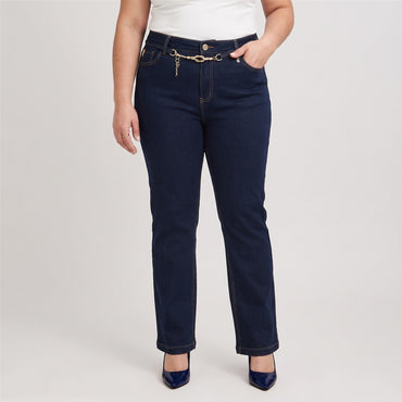Jeans Flare con Cinturón Dorado Azul en modelo plus size