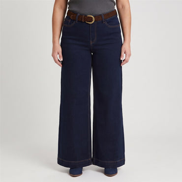 Jeans Coulotte con Cinturón Azul en modelo plus size