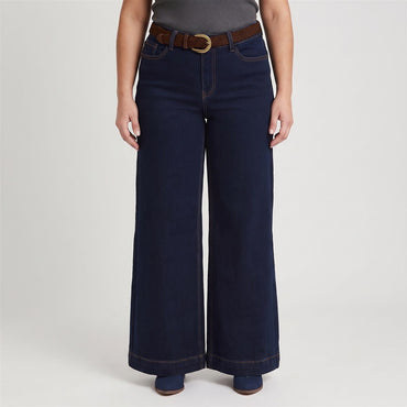 Jeans Coulotte con Cinturón Azul en modelo plus size