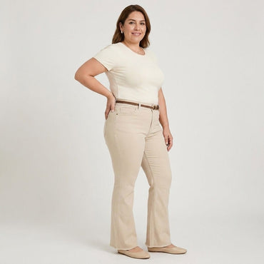 Jeans Flare con Cinturón Beige en modelo plus size