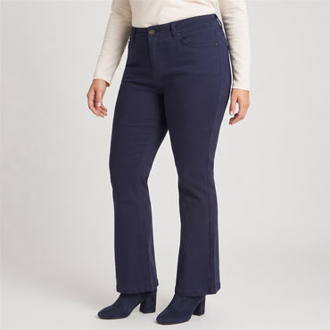 Jeans Flare un Botón Azul en modelo plus size