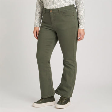 Jeans Flare un Botón Verde en modelo plus size
