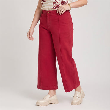 Jeans Culotte un Botón Rojo en modelo plus size