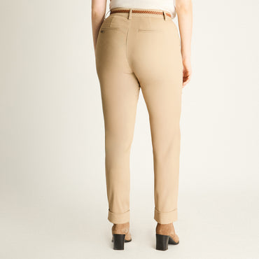 Pantalón Beige con Cinturón Trenzado