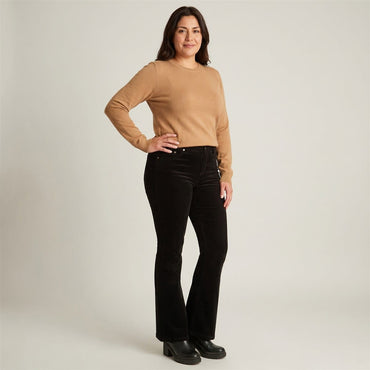 Pantalón Negro Cotelé Corte Flare en modelo plus size