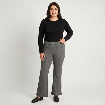 Pantalón Gris con Estampado Geométrico Corte Flare en modelo plus size