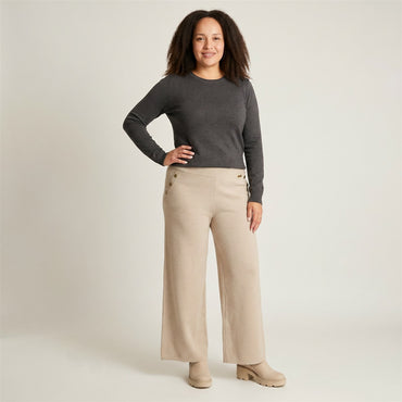 Pantalón Tejido Beige Wide Leg en modelo plus size
