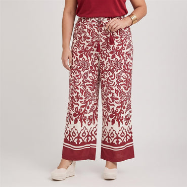 Pantalón Sport Culotte Estampado con Amarra en Cintura Beige en modelo plus size