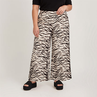 Pantalón Sport Palazzo Estampado Crudo en modelo plus size