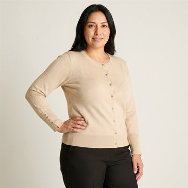 Cardigan Beige Cuello Redondo con Botones en modelo plus size