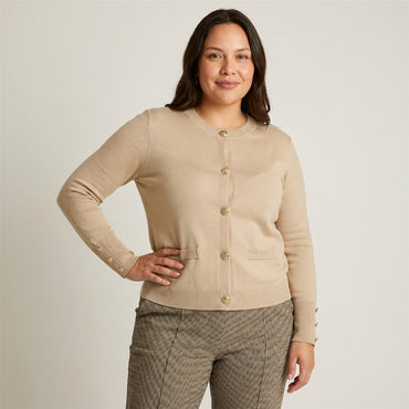 Cardigan Arena con Botones Dorados en Tejido en modelo plus size
