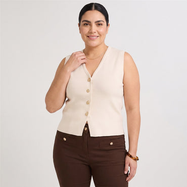 Cárdigan sin Mangas Escote V Crudo en modelo plus size