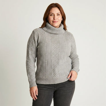 Sweater Gris Cuello Bote Con Trenzado en modelo plus size