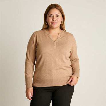 Sweater Camel Escote Mao con Botones en Manga en modelo plus size