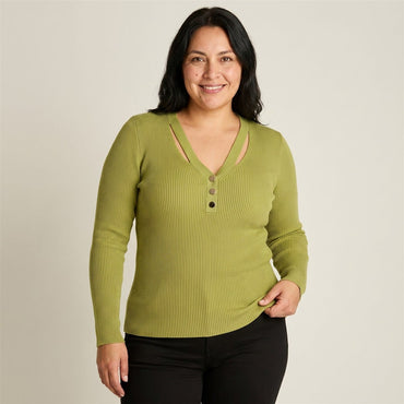 Sweater Pistacho Escote V con Cut Out en modelo plus size