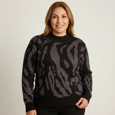 Sweater Negro con Estampado Animal Print y Lúrex en modelo plus size