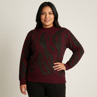 Sweater Burdeo con Estampado Animal Print y Lúrex en Tejido en modelo plus size