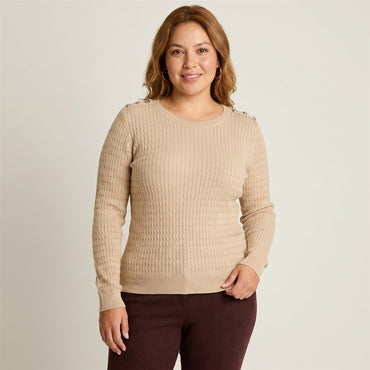 Sweater Beige con Trenzado en Relieve y Botones Plateados en Hombro en modelo plus size