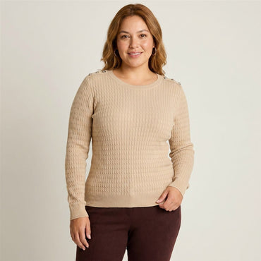 Sweater Beige con Trenzado en Relieve y Botones Plateados en Hombro en modelo plus size