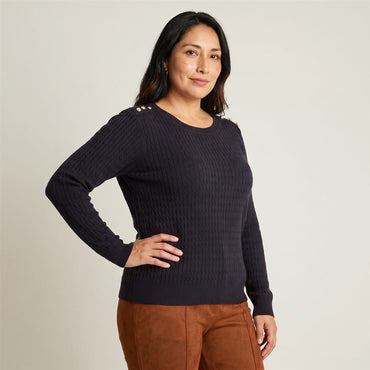 Sweater Azul Marino con Trenzado en Relieve y Botones Dorados en modelo plus size