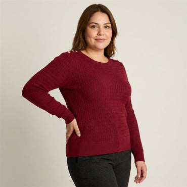 Sweater Rojo con Trenzado en Relieve y Botones Dorados en modelo plus size