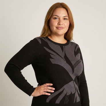 Sweater Negro con Estampado Floral Abstracto en modelo plus size
