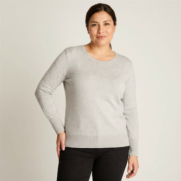 Sweater Gris Escote Redondo en modelo plus size