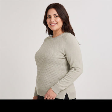 Sweater Escote Redondo con Diseño en Delantero Verde en modelo plus size
