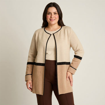 Tapado Beige con Detalles en Cuero Sintético en modelo plus size