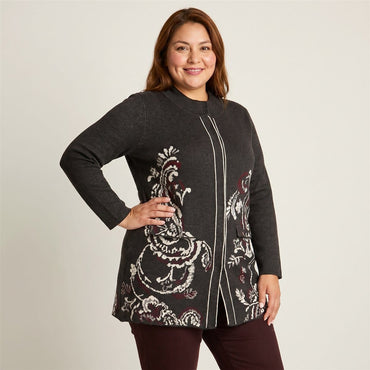Cardigan Tejido Marengo Con Estampado Floral en modelo plus size