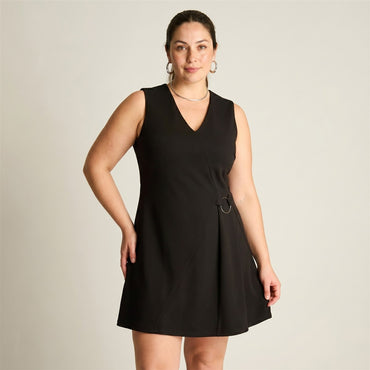 Vestido Corto Negro Sin Mangas con Escote V y Argolla en modelo plus size