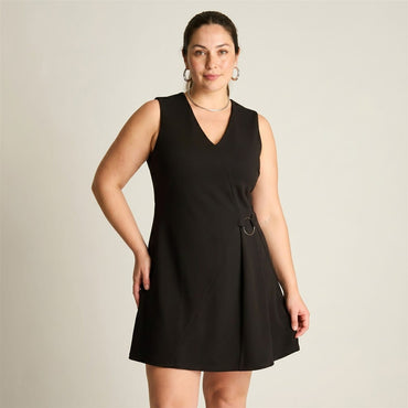 Vestido Corto Negro Sin Mangas con Escote V y Argolla en modelo plus size
