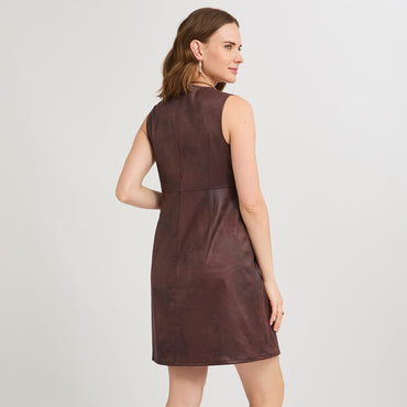 Vestido Corto de Suede con Hebilla Decorativa Café