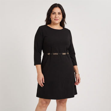 Vestido Corto Manga 3/4 con Cinturón Metálico Negro en modelo plus size