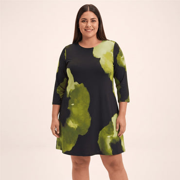 Vestido Midi Manga 3/4 Estampado Verde en modelo plus size
