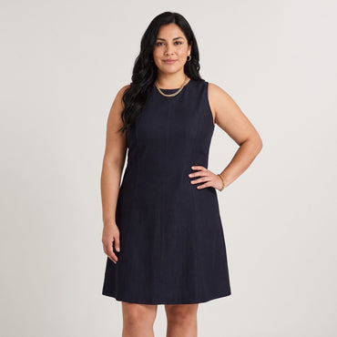 Vestido Midi sin Mangas Look Denim Azul en modelo plus size