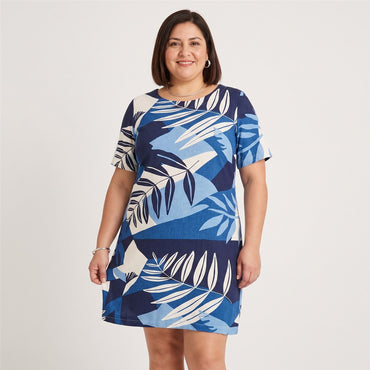 Vestido Corto Estampado Azul en modelo plus size