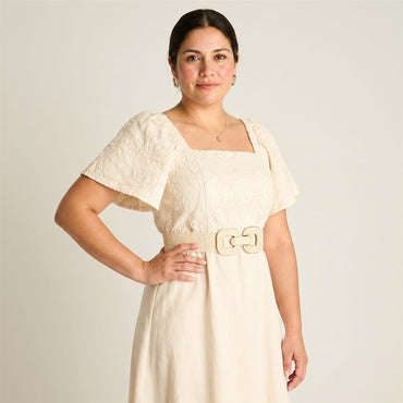 Vestido Largo Arena Manga Corta con Bordado y Cinturón en modelo plus size