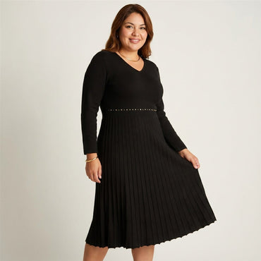 Vestido Tejido Negro Midi Con Falda Plisada Y Tachas en modelo plus size